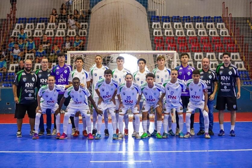 Time do Bento Mossurunga em quadra em preparação para o JEPs.