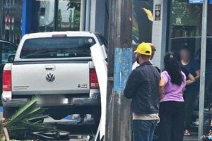 Caminhonete após invadir loja em Cianorte.