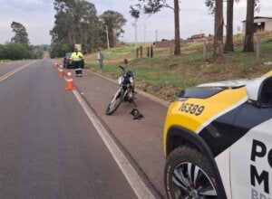 Viatura da PRE próximo a motocicleta envolvida em acidente na PR-323.