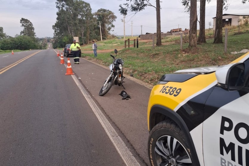 Viatura da PRE próximo a motocicleta envolvida em acidente na PR-323.