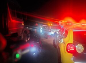PRE e outras viaturas próximas a motoneta recolhida após acidente faan na PR-323.