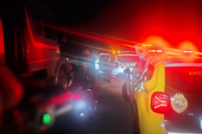 PRE e outras viaturas próximas a motoneta recolhida após acidente faan na PR-323.