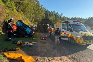 Carreta tombada em acidente que deixou dois mortos e um ferido na BR-376.