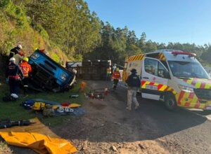 Carreta tombada em acidente que deixou dois mortos e um ferido na BR-376.