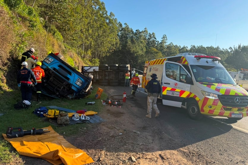 Carreta tombada em acidente que deixou dois mortos e um ferido na BR-376.