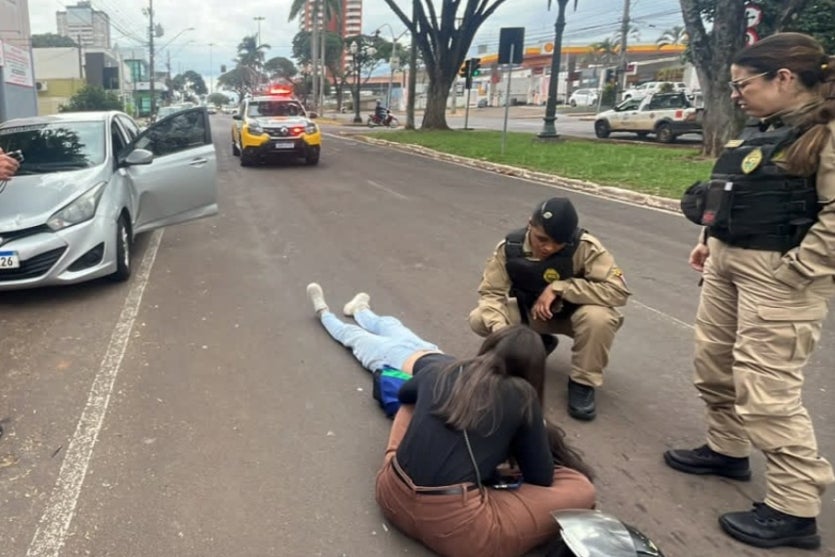 Adolescente sendo socorrida após acidente com patinete em Umuarama.