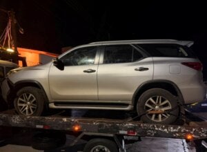 Caminhonete recuperada após perseguição em Icaraíma.