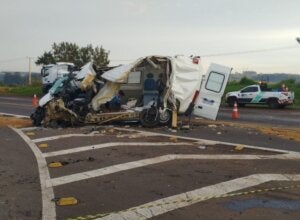 Van destruída após acidente na PR-323.