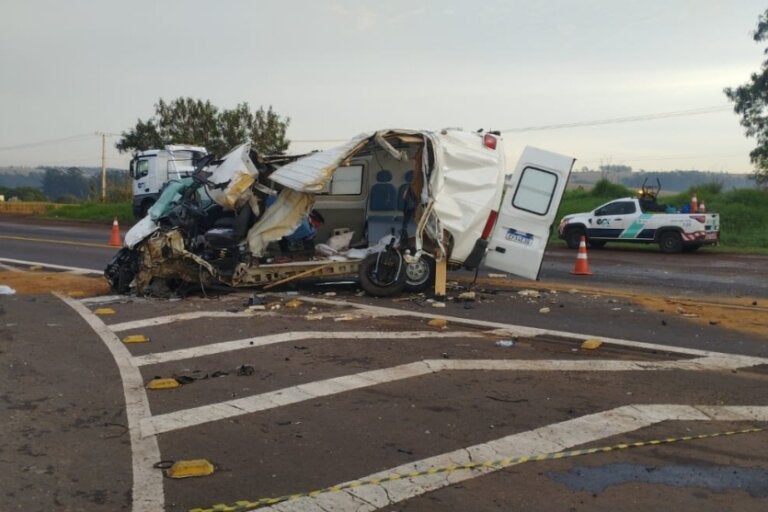 Van destruída após acidente na PR-323.