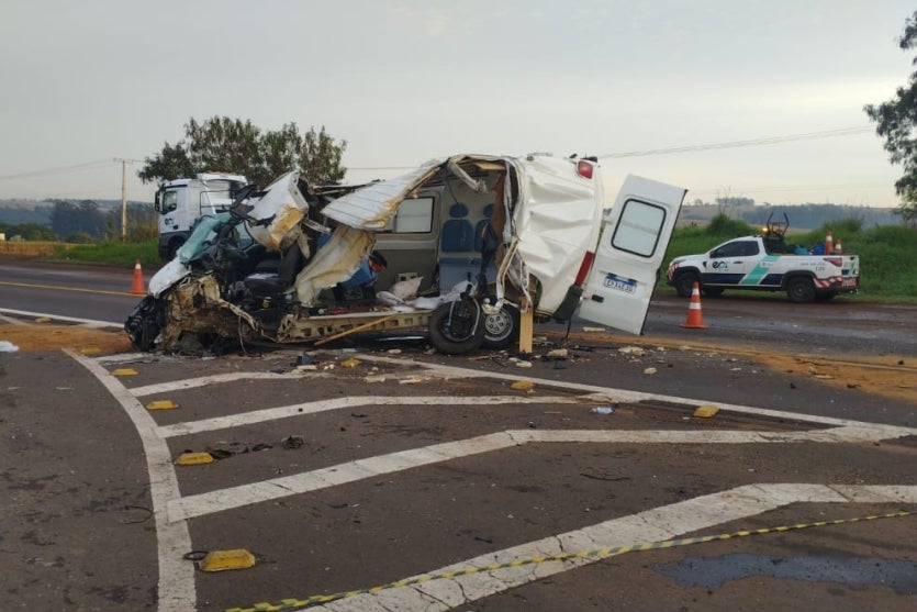 Van destruída após acidente na PR-323.