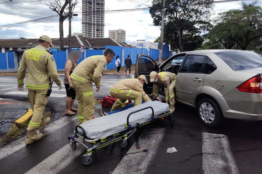 Vítima de acidente no Centro de Umuarama sendo socorrida pelo Corpo de Bombeiros.