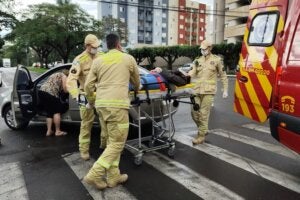 Vítima de acidente no Centro de Umuarama sendo socorrida pelo Corpo de Bombeiros.