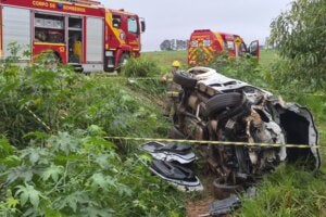 Carro capotado após acidente na estrada São Tomé, em Perobal.