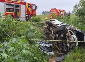 Carro capotado após acidente na estrada São Tomé, em Perobal.