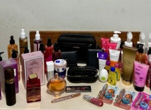 Perfumes apreendidos em Icaraíma durante a Operação Inodoro.
