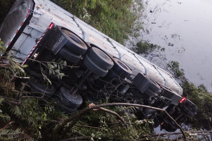 Caminhão após aicdente na BR-376 em Tijucas do Sul.