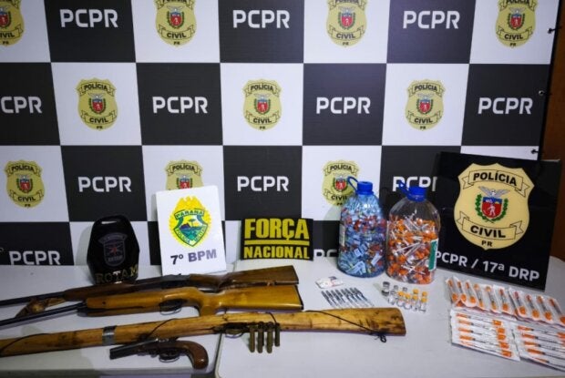 Tirzepatida e arma apreendidas em Cruzeiro do Oeste.