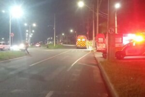 Viatura da PM e ambulância do Samu em acidente em Umuarama.