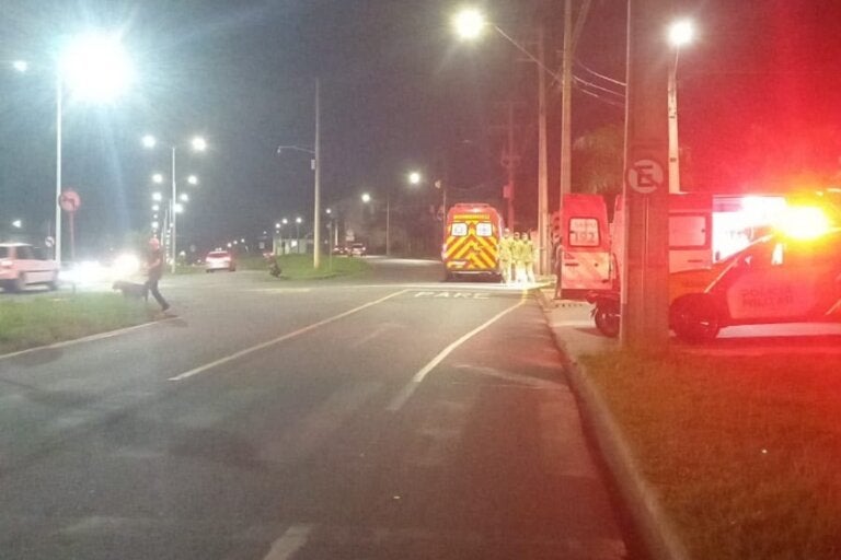 Viatura da PM e ambulância do Samu em acidente em Umuarama.