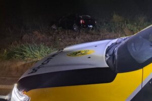 Astra capotado na PRR-323 em Perobal.