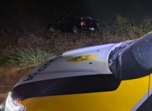 Astra capotado na PRR-323 em Perobal.