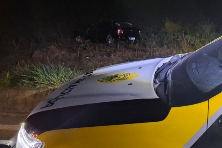 Astra capotado na PRR-323 em Perobal.