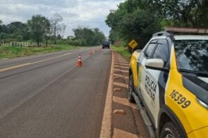 Caminhão parado em acostamento na PR-323 em Cruzeiro do Oeste.