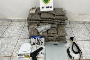 Drogas, simulacro e objetos furtados apreendidos pela PM em Ivaté.