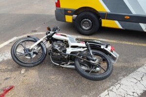 Moto caída após colisão no Centro de Umuarama.