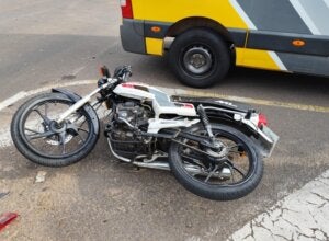 Moto caída após colisão no Centro de Umuarama.