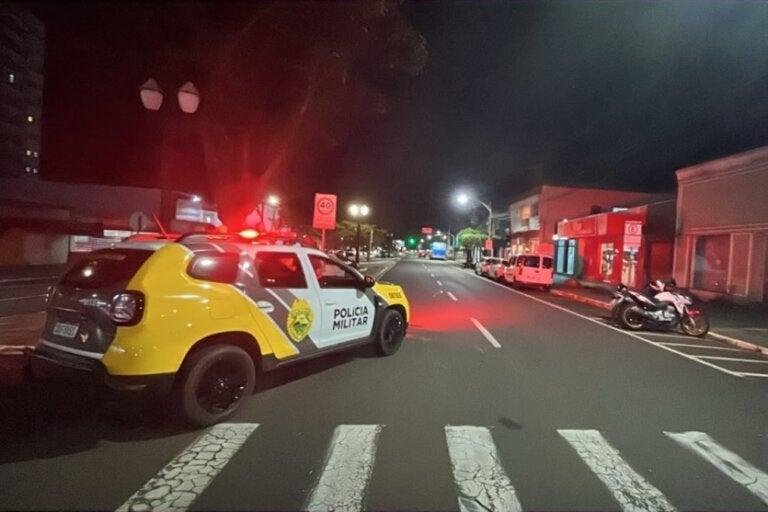 PM no local de acidente na avenida Paraná, em Umuarama.