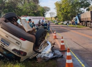 Carro capotado após colisão com caminhão na PR-576.