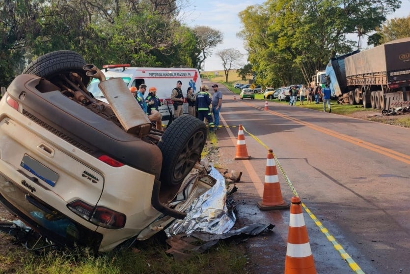 Carro capotado após colisão com caminhão na PR-576.