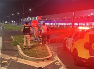 PM atendendo motociclista que sofreu queda na PR-323 em Umuarama.