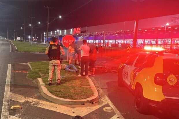 PM atendendo motociclista que sofreu queda na PR-323 em Umuarama.