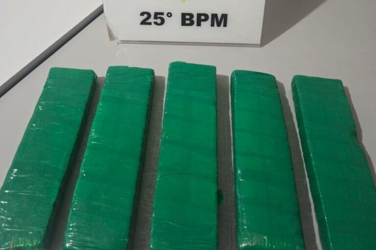 Blocos de maconha encontrados em quintal de Umuarama.