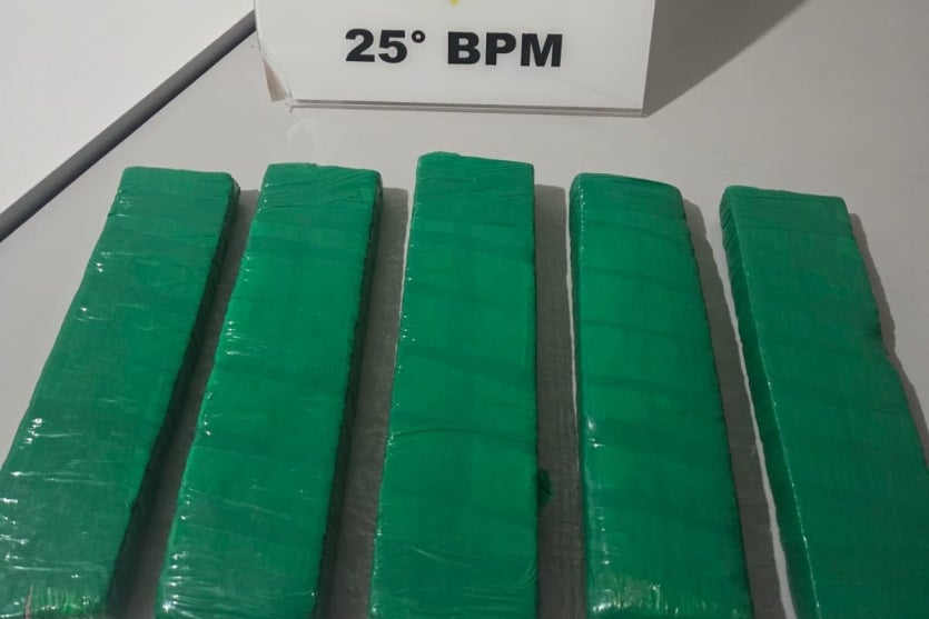 Blocos de maconha encontrados em quintal de Umuarama.