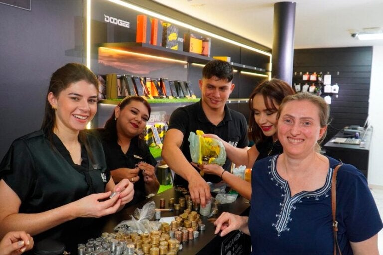 Clientes usam moedas e compram produtos pela metade do preço no Paraguai