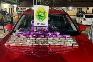 Maconha apreendida após perseguição a carro em Umuarama.