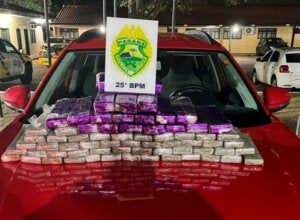 Maconha apreendida após perseguição a carro em Umuarama.
