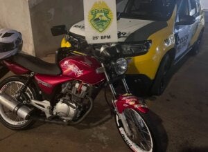 Moto apreendida em Umuarama.