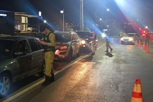 Blitz durante a Operação Lei Seca em Umuarama.