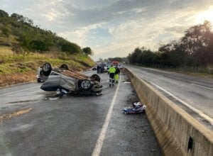 Carro virado após capotamento na BR-369