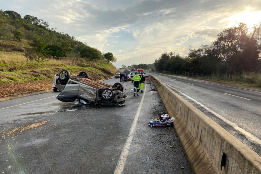 Carro virado após capotamento na BR-369