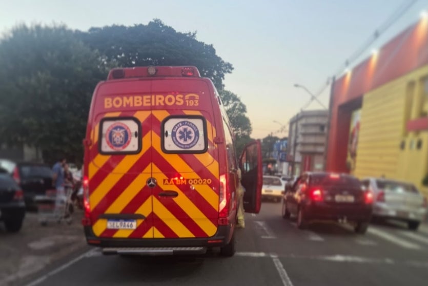 Ambulância do Siate na avenida Londrina, em Umuarama, atendendo vítimas de atropelamento.