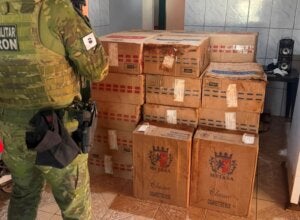 Cigarros contrabandeados encontrado em depósito em Iporã.