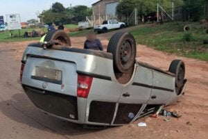 Carro capotado após acidente na PRC-272