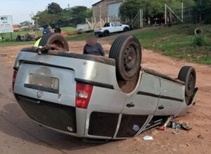 Carro capotado após acidente na PRC-272