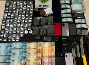 Cocaína, maconha e dinheiro apreendido em sistema de delivery de drogas em Umuarama.