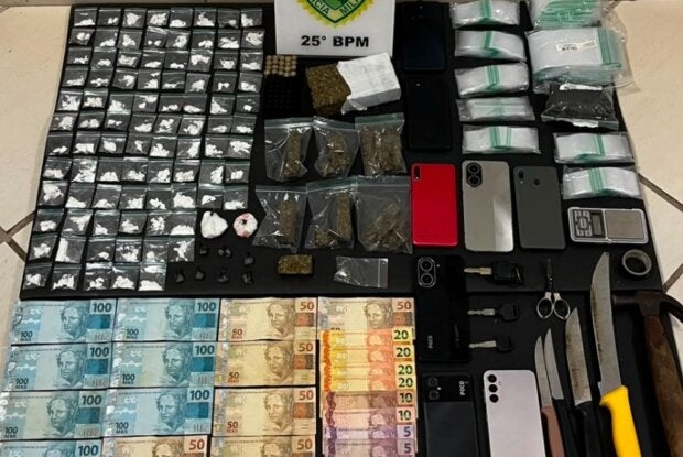 Cocaína, maconha e dinheiro apreendido em sistema de delivery de drogas em Umuarama.